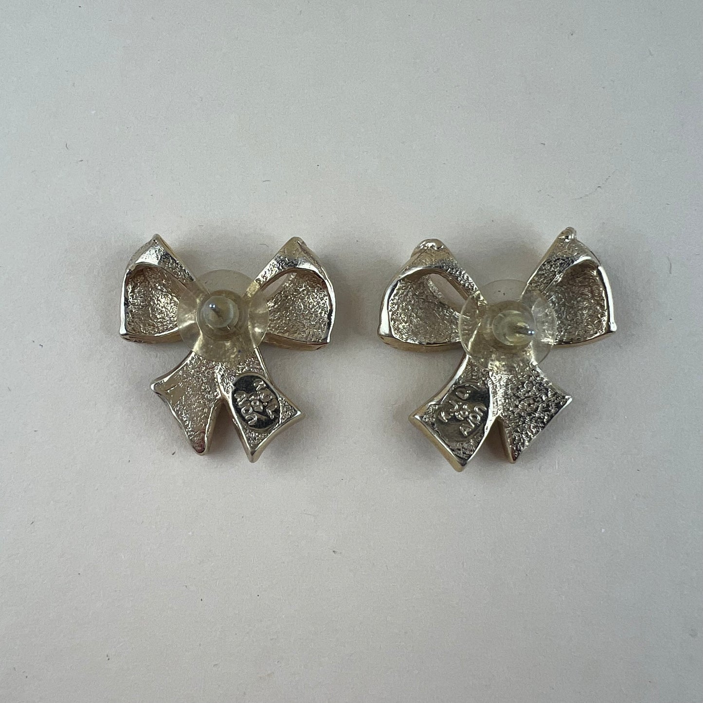 Ohrstecker in Schleifenform von Kenneth Jay Lane for Avon