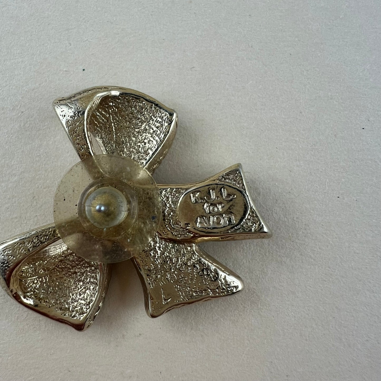 Ohrstecker in Schleifenform von Kenneth Jay Lane for Avon