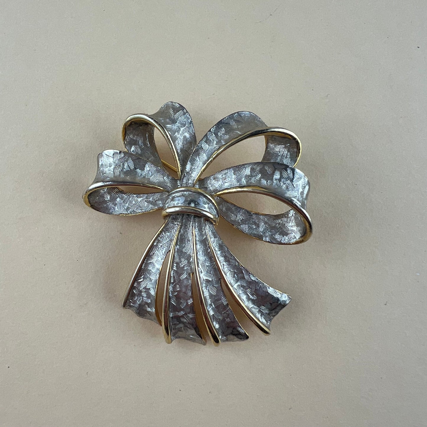 Vintage Brosche in Schleifenform