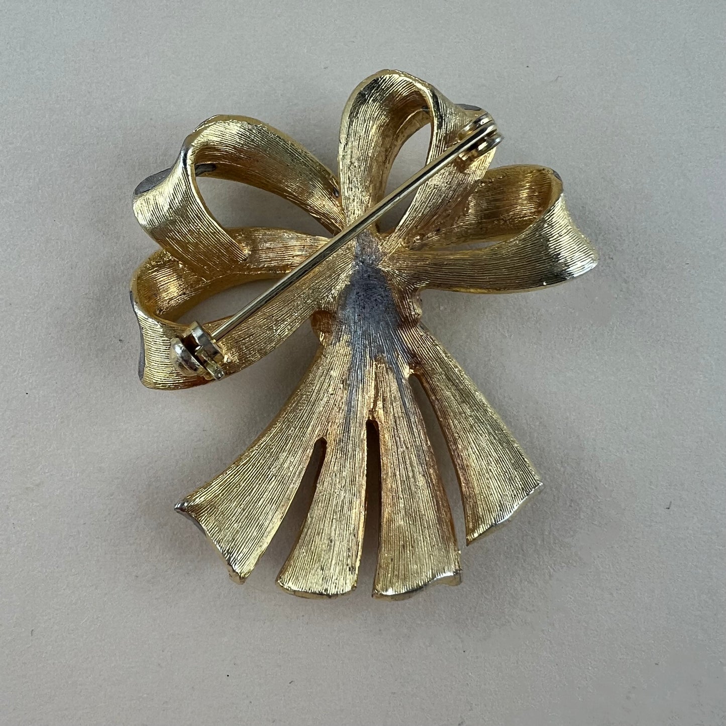 Vintage Brosche in Schleifenform