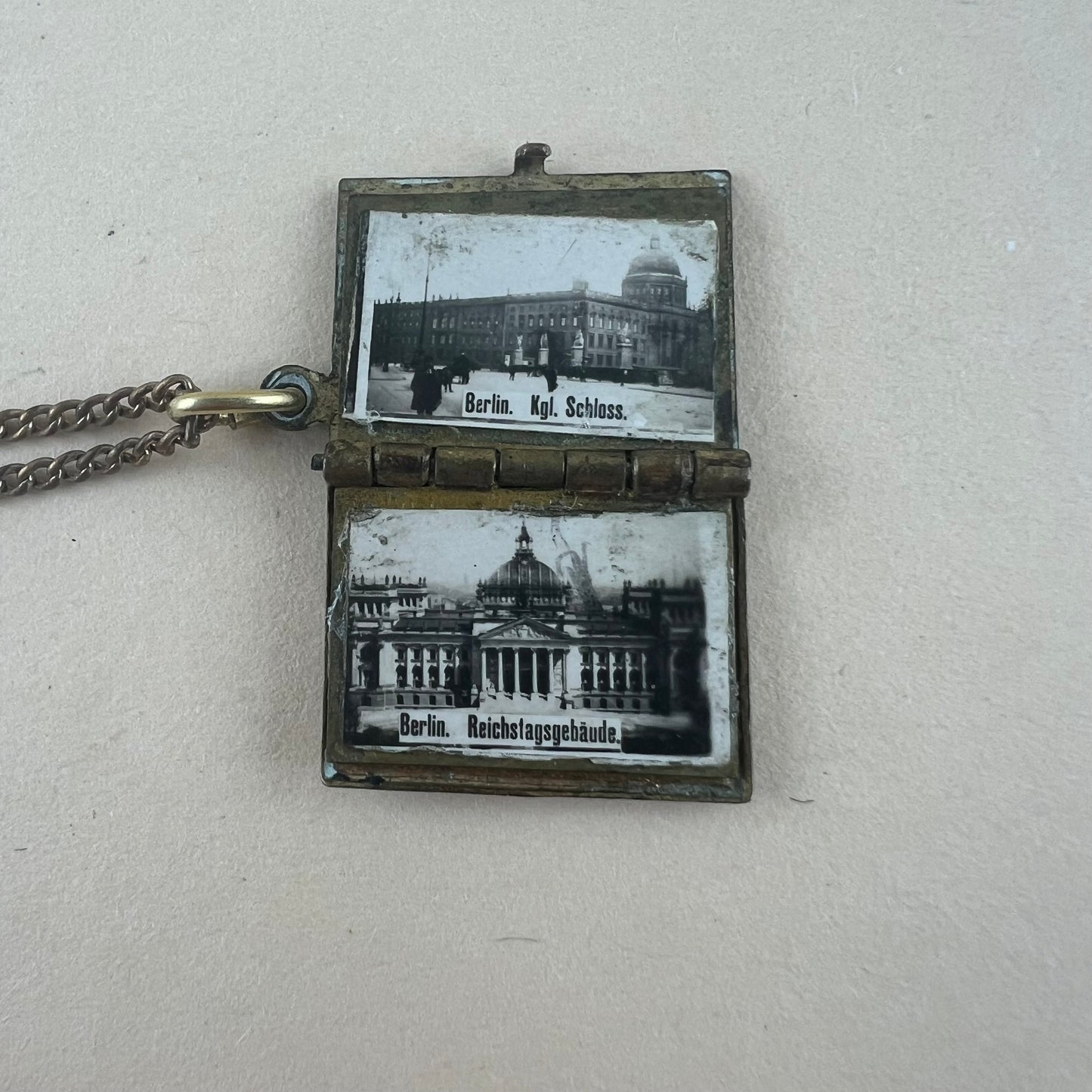 Antikes Souvenir: Kette mit Emaille Berlin Anhänger