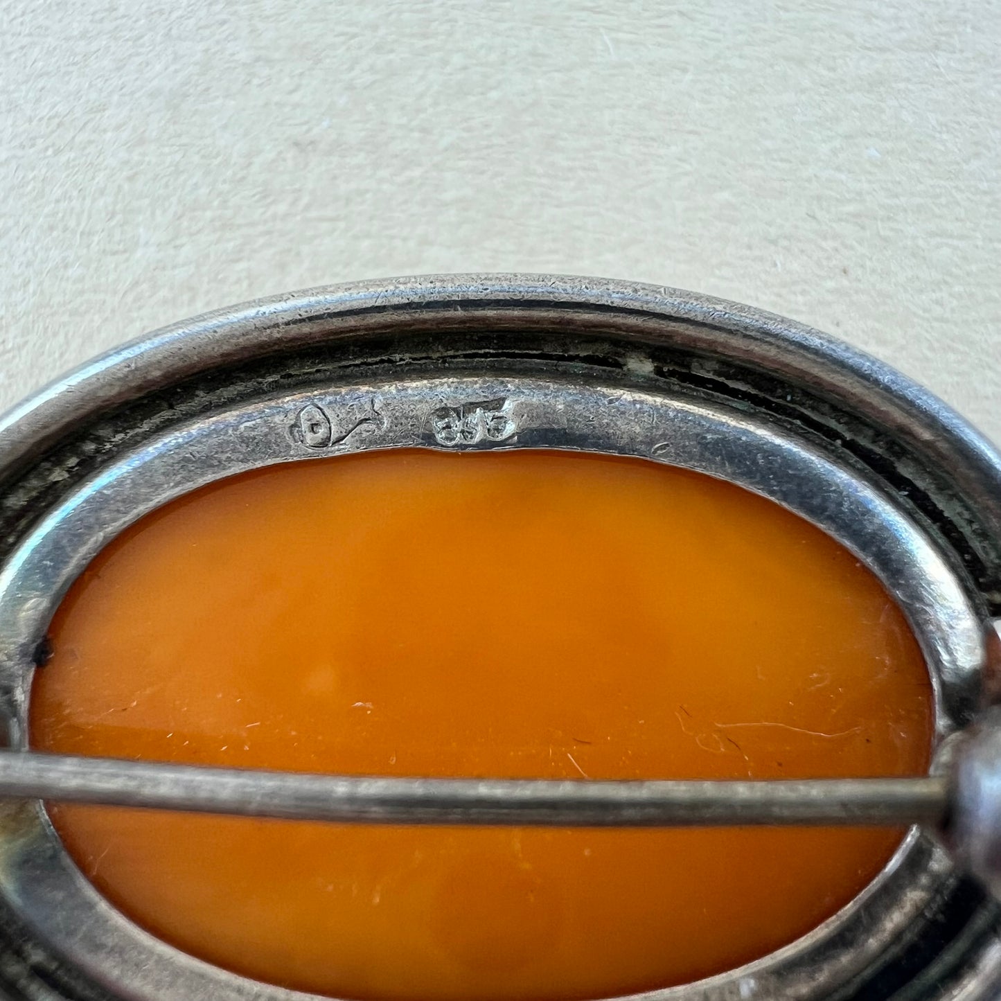 835 Silberbrosche von Fischland mit Butterscotch Bernstein