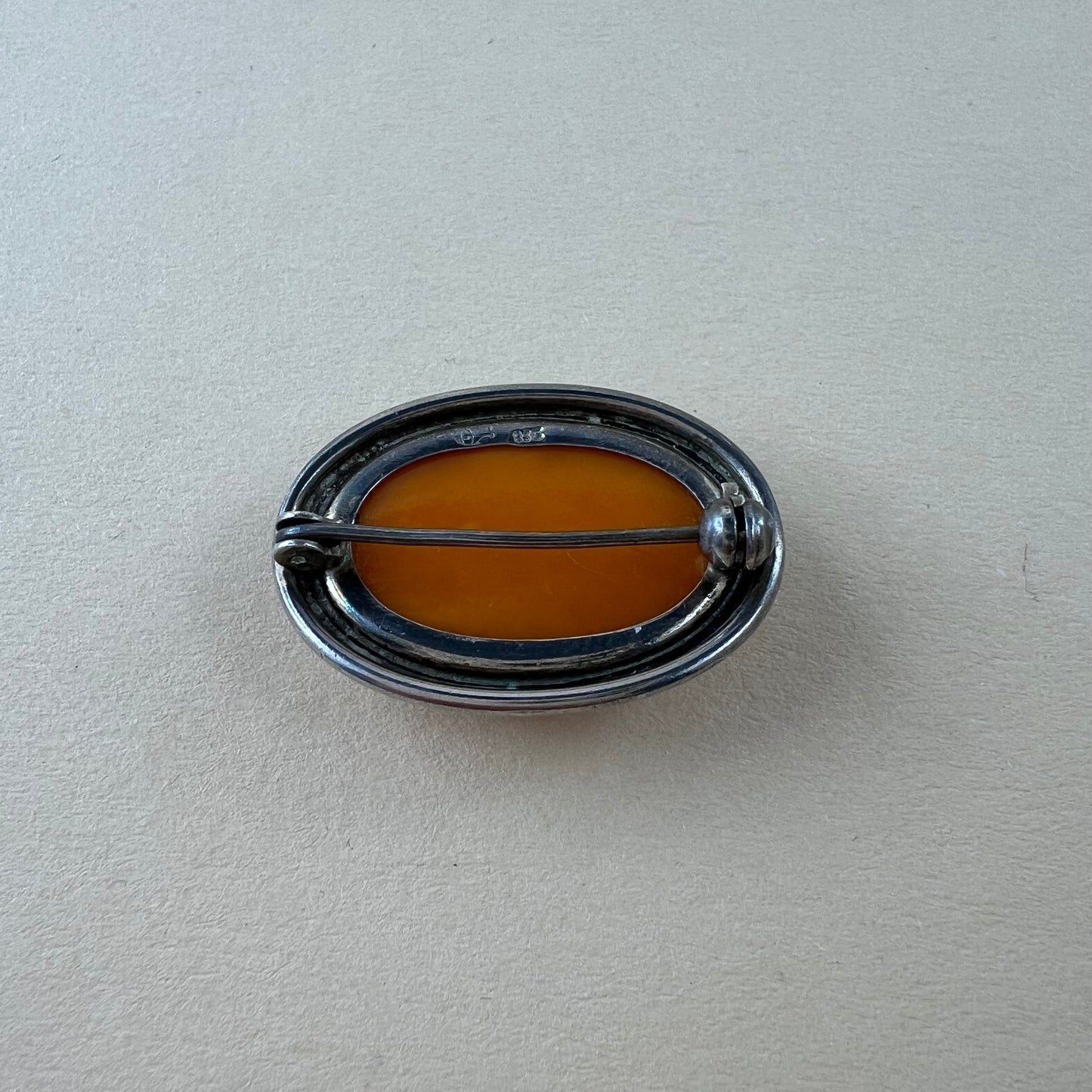835 Silberbrosche von Fischland mit Butterscotch Bernstein