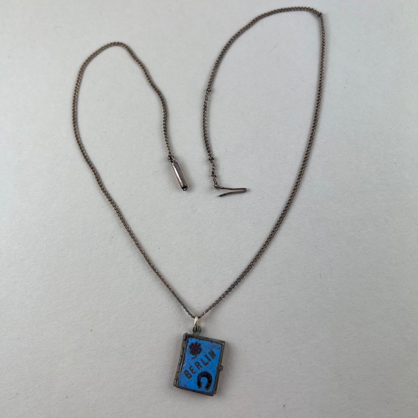 Antikes Souvenir: Kette mit Emaille Berlin Anhänger