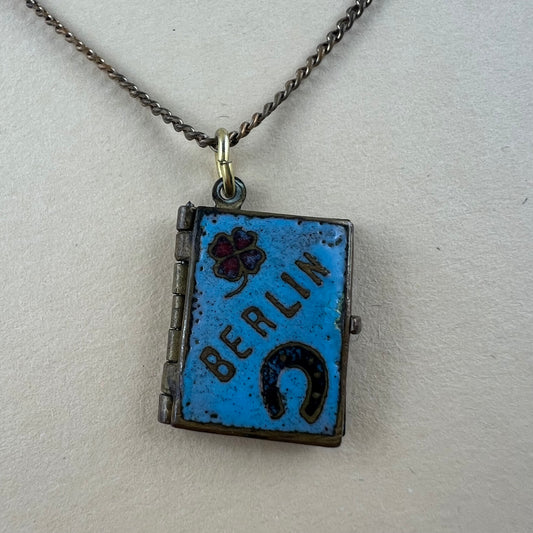 Antikes Souvenir: Kette mit Emaille Berlin Anhänger