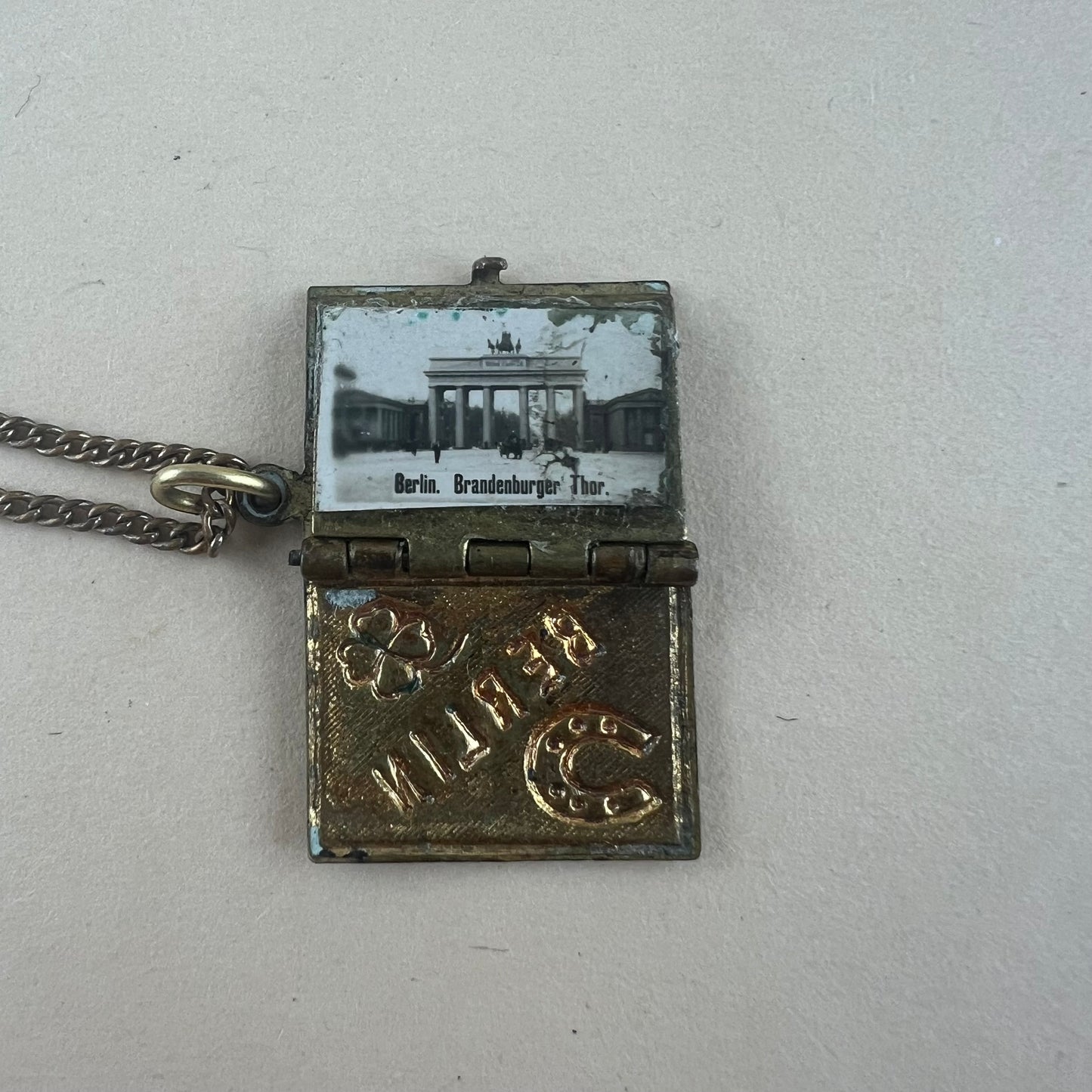 Antikes Souvenir: Kette mit Emaille Berlin Anhänger