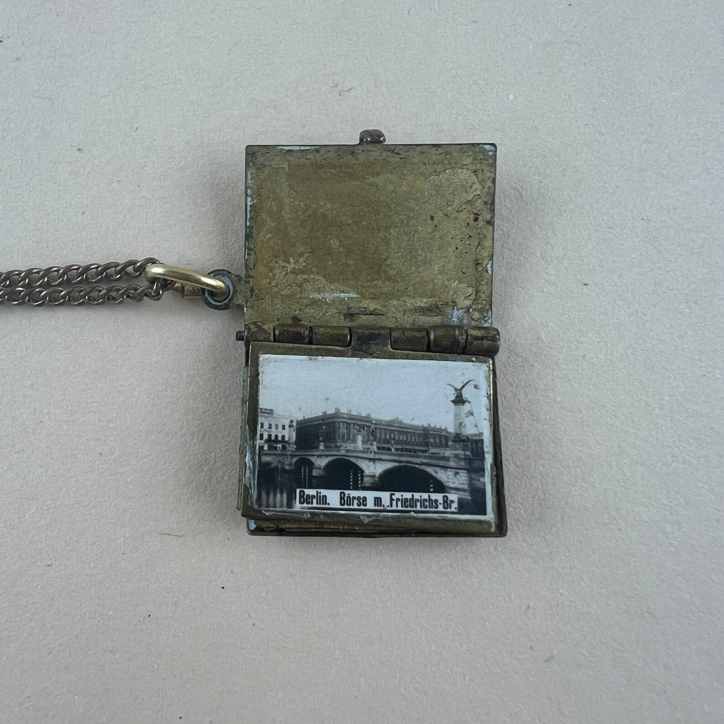 Antikes Souvenir: Kette mit Emaille Berlin Anhänger
