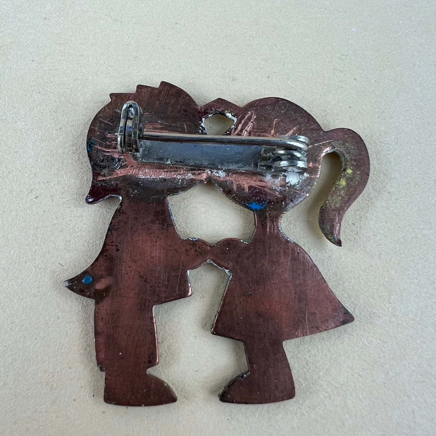 Brosche Mädchen & Junge Emaille Vintage
